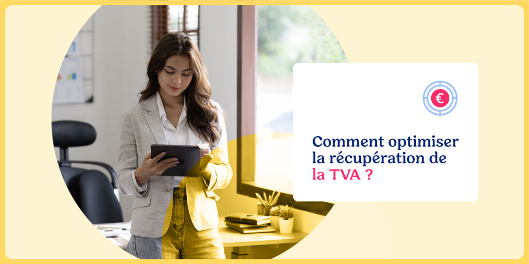 Une femme d'affaires en tailleur beige, consultant une tablette dans un bureau lumineux, illustrant le thème de la gestion et de l'optimisation de la TVA.