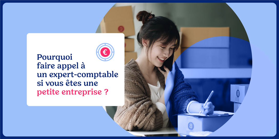 Femme entrepreneure souriante gérant des documents et des appels téléphoniques dans un espace de travail, symbolisant le soutien d’un expert-comptable pour les petites entreprises.