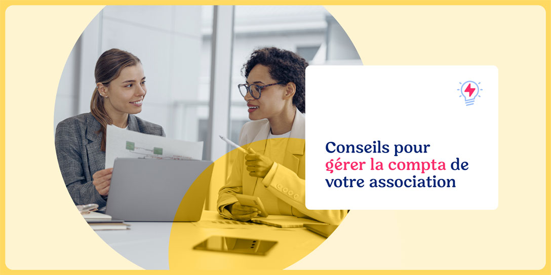 Deux femmes échangeant des conseils sur la gestion comptable d'une association devant un ordinateur.