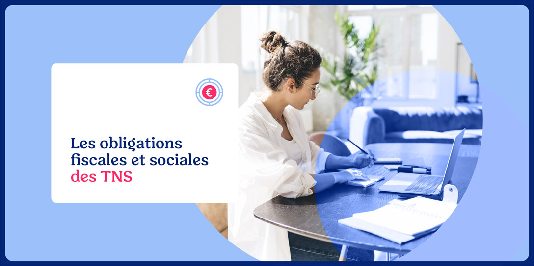 Travailleuse indépendante prenant des notes devant un ordinateur portable pour gérer ses obligations fiscales et sociales