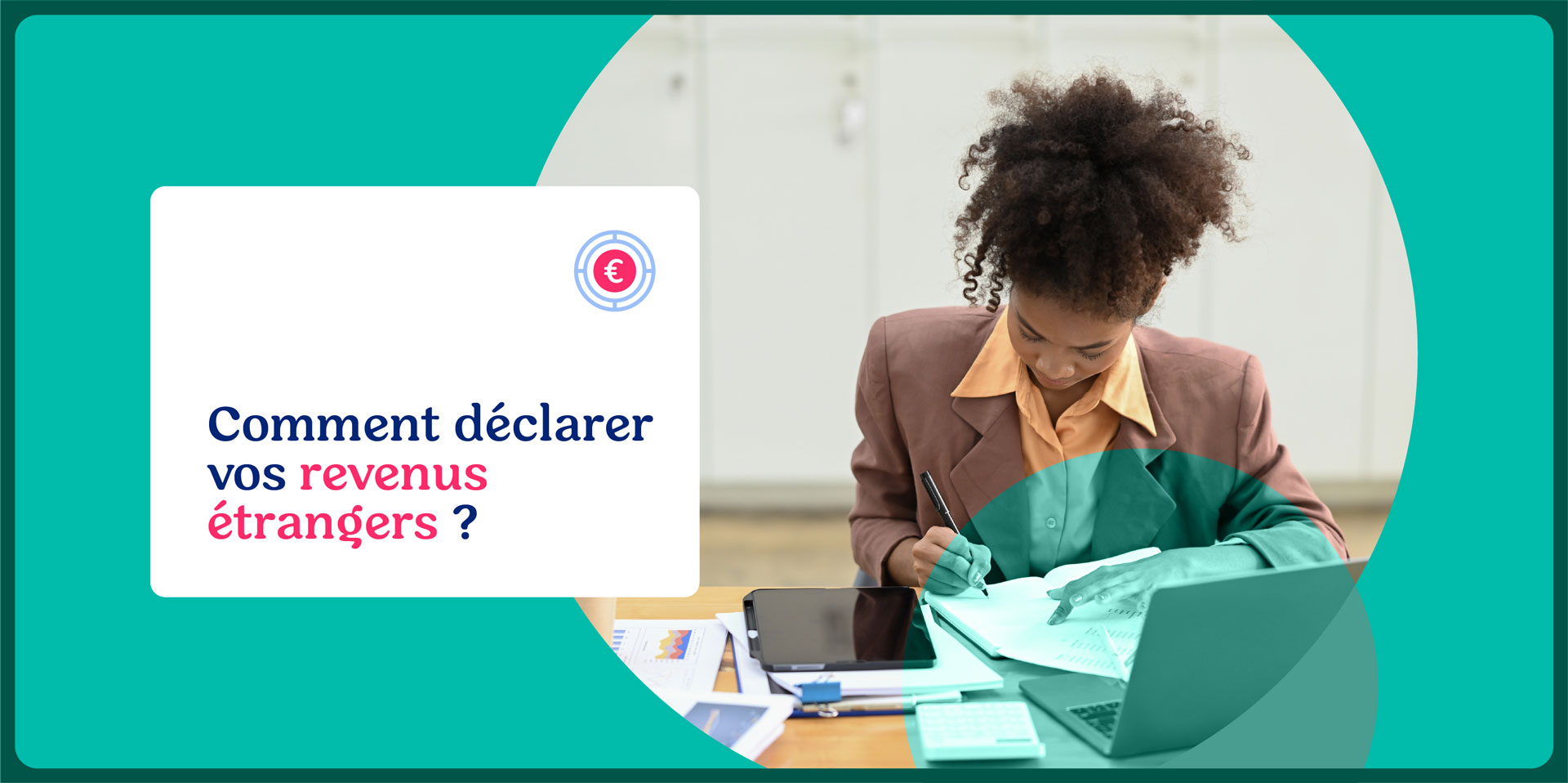 Femme remplissant des documents fiscaux pour la déclaration de revenus étrangers, avec ordinateur portable et formulaires.