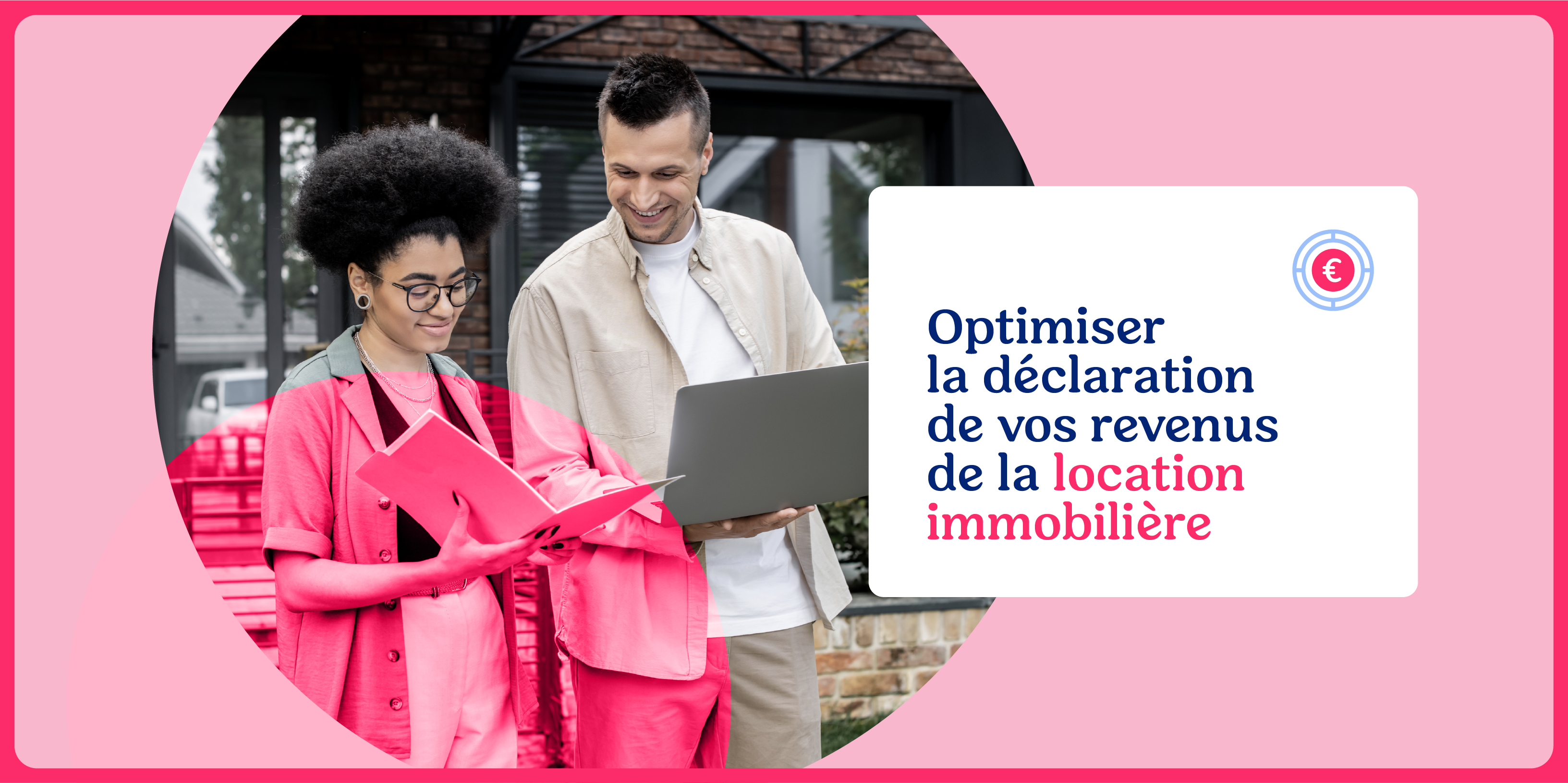 Deux personnes consultant un ordinateur et un dossier devant une maison, en contexte de gestion locative.