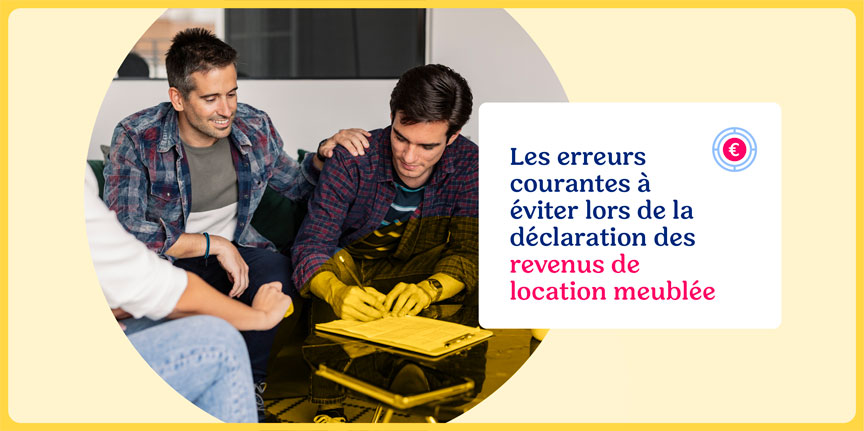 Trois personnes discutent autour d’un document de déclaration de revenus, l’un d’eux signe un formulaire, illustrant le thème de la déclaration des revenus de location meublée.