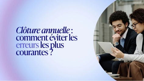 Deux professionnels consultent une tablette pour préparer la clôture annuelle comptable en évitant les erreurs.