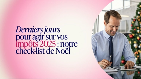 Un homme en chemise et cravate consulte une tablette dans un bureau décoré pour Noël, illustrant les démarches fiscales à effectuer en fin d’année.