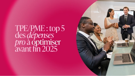 Quatre professionnel·les en réunion autour d'une table avec ordinateurs portables, discutant d’un graphique projeté à l’écran – optimisation des dépenses en entreprise.