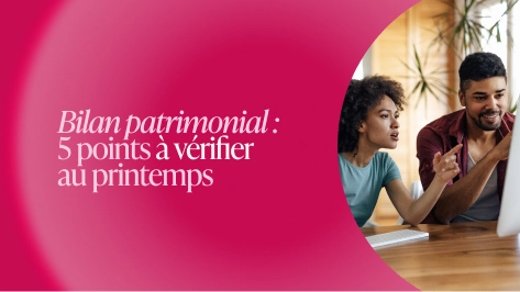Bilan patrimonial au printemps avec un couple analysant ses finances et investissements