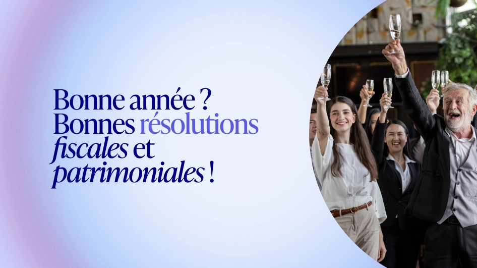 Des professionnels et professionnelles souriants lèvent leur verre pour célébrer la nouvelle année, évoquant l’idée de bonnes résolutions fiscales et patrimoniales.
