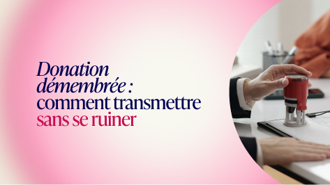 Main apposant un tampon notarié sur un document, illustration d’une donation démembrée et de la transmission de patrimoine