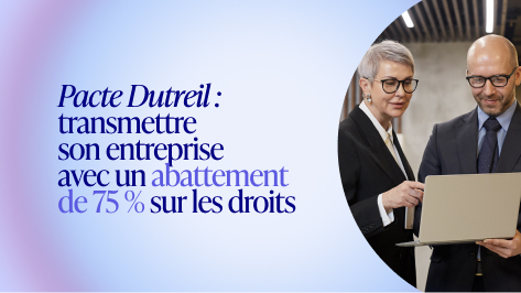 Deux dirigeants consultent un ordinateur pour préparer une transmission d’entreprise avec le pacte Dutreil.