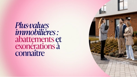 Conseiller immobilier expliquant la fiscalité de la plus-value immobilière à des propriétaires devant une maison