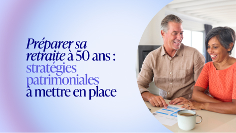 Couple échangeant avec un conseiller autour de documents financiers pour préparer sa retraite à 50 ans