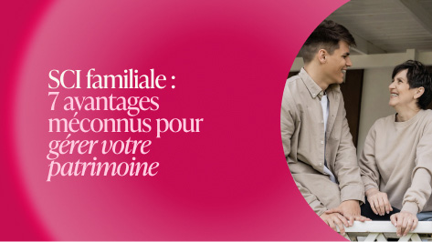 Couple échangeant autour de documents pour organiser une SCI familiale et gérer son patrimoine immobilier.